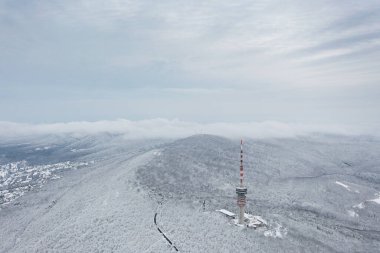 Televizyon kulesiyle güzel karlı manzaranın havadan görüntüsü
