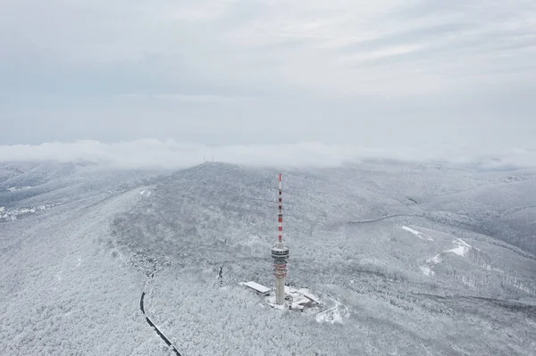 电视塔上美丽雪景的空中景观 — 图库照片