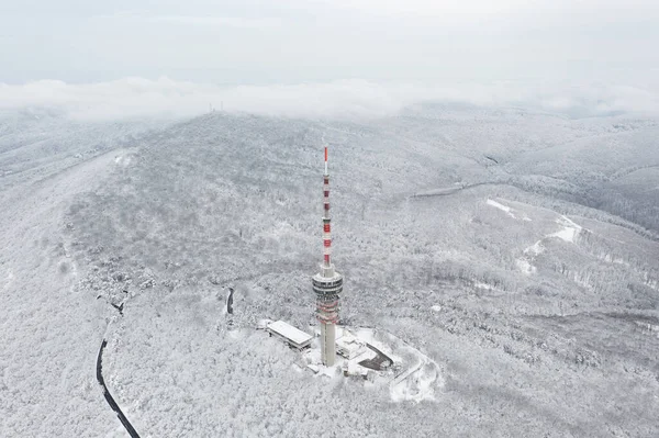 Luftaufnahme Der Schönen Verschneiten Landschaft Mit Fernsehturm — Stockfoto