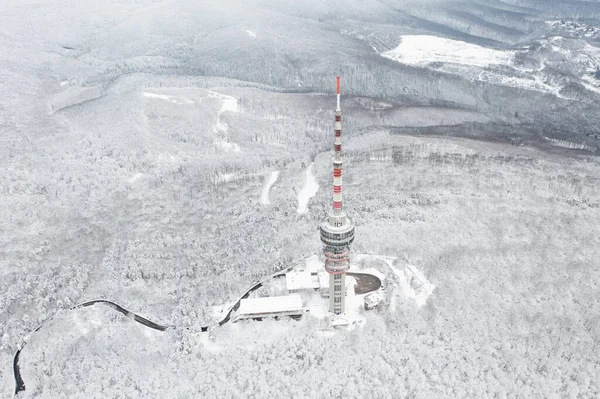 电视塔上美丽雪景的空中景观 — 图库照片