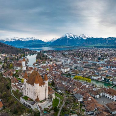 İsviçre 'nin Thun kentindeki Thun kalesinin hava panoramik görüntüsü.