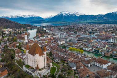 İsviçre 'nin Thun kentindeki Thun kalesinin hava panoramik görüntüsü.