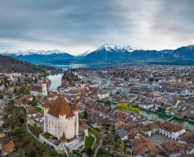 İsviçre 'nin Thun kentindeki Thun kalesinin hava panoramik görüntüsü.