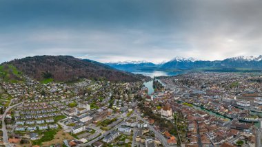 İsviçre 'nin Thun kentindeki Thun kalesinin hava panoramik görüntüsü.