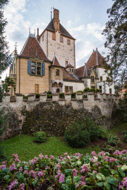 İsviçre 'de çiçekli Oberhofen kalesi