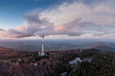 Kekesteto 'dan hava fotoğrafı, Matra, Macaristan' daki TV kulesi.