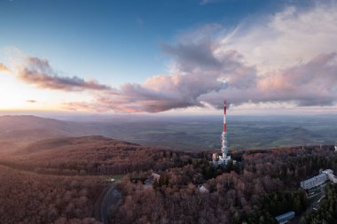 Kekesteto 'dan hava fotoğrafı, Matra, Macaristan' daki TV kulesi.