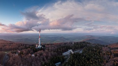 Kekesteto 'dan hava fotoğrafı, Matra, Macaristan' daki TV kulesi.