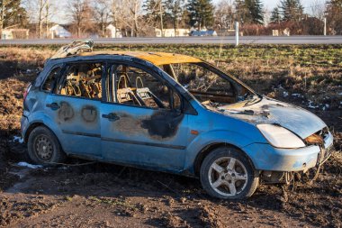 Otoyolun yakınında yanmış bir araba kazası.