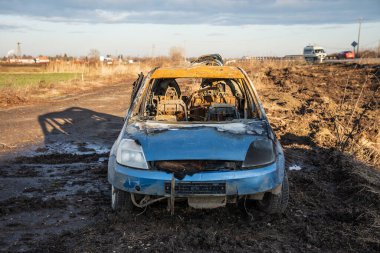 Otoyolun yakınında yanmış bir araba kazası.