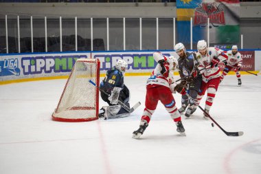 MAC Budapeşte (Budapeşte Jgkorong Akadmia Hokey Kulübü) (mavi) ve Gyergyoi HK (beyaz) buz hokeyi takımları 2 Şubat 2024 tarihinde Budapeşte, Macaristan 'da şampiyonaya katıldılar..