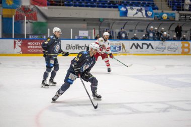 MAC Budapeşte (Budapeşte Jgkorong Akadmia Hokey Kulübü) (mavi) ve Gyergyoi HK (beyaz) buz hokeyi takımları 2 Şubat 2024 tarihinde Budapeşte, Macaristan 'da şampiyonaya katıldılar..