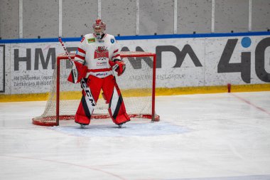 MAC Budapeşte (Budapeşte Jgkorong Akadmia Hokey Kulübü) (mavi) ve Gyergyoi HK (beyaz) buz hokeyi takımları 2 Şubat 2024 tarihinde Budapeşte, Macaristan 'da şampiyonaya katıldılar..