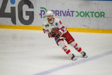 MAC Budapeşte (Budapeşte Jgkorong Akadmia Hokey Kulübü) (mavi) ve Gyergyoi HK (beyaz) buz hokeyi takımları 2 Şubat 2024 tarihinde Budapeşte, Macaristan 'da şampiyonaya katıldılar..