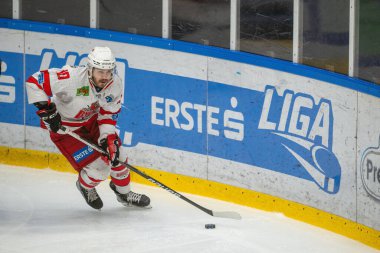 MAC Budapeşte (Budapeşte Jgkorong Akadmia Hokey Kulübü) (mavi) ve Gyergyoi HK (beyaz) buz hokeyi takımları 2 Şubat 2024 tarihinde Budapeşte, Macaristan 'da şampiyonaya katıldılar..