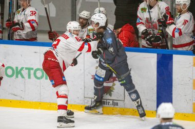 MAC Budapeşte (Budapeşte Jgkorong Akadmia Hokey Kulübü) (mavi) ve Gyergyoi HK (beyaz) buz hokeyi takımları 2 Şubat 2024 tarihinde Budapeşte, Macaristan 'da şampiyonaya katıldılar..