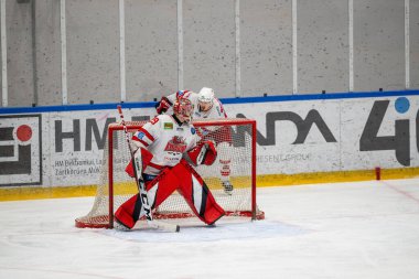 MAC Budapeşte (Budapeşte Jgkorong Akadmia Hokey Kulübü) (mavi) ve Gyergyoi HK (beyaz) buz hokeyi takımları 2 Şubat 2024 tarihinde Budapeşte, Macaristan 'da şampiyonaya katıldılar..