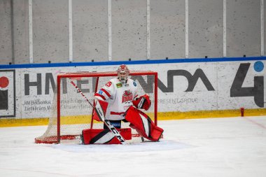 MAC Budapeşte (Budapeşte Jgkorong Akadmia Hokey Kulübü) (mavi) ve Gyergyoi HK (beyaz) buz hokeyi takımları 2 Şubat 2024 tarihinde Budapeşte, Macaristan 'da şampiyonaya katıldılar..