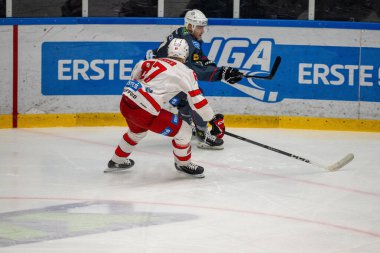 MAC Budapeşte (Budapeşte Jgkorong Akadmia Hokey Kulübü) (mavi) ve Gyergyoi HK (beyaz) buz hokeyi takımları 2 Şubat 2024 tarihinde Budapeşte, Macaristan 'da şampiyonaya katıldılar..