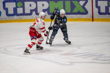 MAC Budapeşte (Budapeşte Jgkorong Akadmia Hokey Kulübü) (mavi) ve Gyergyoi HK (beyaz) buz hokeyi takımları 2 Şubat 2024 tarihinde Budapeşte, Macaristan 'da şampiyonaya katıldılar..