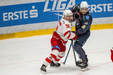 MAC Budapeşte (Budapeşte Jgkorong Akadmia Hokey Kulübü) (mavi) ve Gyergyoi HK (beyaz) buz hokeyi takımları 2 Şubat 2024 tarihinde Budapeşte, Macaristan 'da şampiyonaya katıldılar..