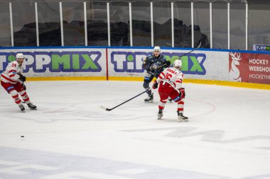 MAC Budapeşte (Budapeşte Jgkorong Akadmia Hokey Kulübü) (mavi) ve Gyergyoi HK (beyaz) buz hokeyi takımları 2 Şubat 2024 tarihinde Budapeşte, Macaristan 'da şampiyonaya katıldılar..