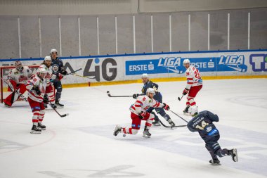 MAC Budapeşte (Budapeşte Jgkorong Akadmia Hokey Kulübü) (mavi) ve Gyergyoi HK (beyaz) buz hokeyi takımları 2 Şubat 2024 tarihinde Budapeşte, Macaristan 'da şampiyonaya katıldılar..