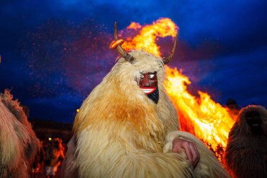 MOHACS, HUNGARY - 12 Şubat Busojaras Karnavalı. Bahar kutlamaları için kimliksiz kişi maske takıyor. 12 Şubat 2024, Mohacs, Macaristan.