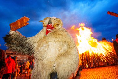 MOHACS, HUNGARY - 12 Şubat Busojaras Karnavalı. Bahar kutlamaları için kimliksiz kişi maske takıyor. 12 Şubat 2024, Mohacs, Macaristan.