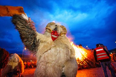 MOHACS, HUNGARY - 12 Şubat Busojaras Karnavalı. Bahar kutlamaları için kimliksiz kişi maske takıyor. 12 Şubat 2024, Mohacs, Macaristan.