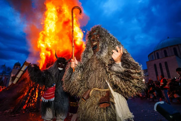 MOHACS, HUNGARY - 12 Şubat Busojaras Karnavalı. Bahar kutlamaları için kimliksiz kişi maske takıyor. 12 Şubat 2024, Mohacs, Macaristan.