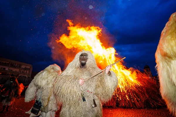 MOHACS, HUNGARY - 12 Şubat Busojaras Karnavalı. Bahar kutlamaları için kimliksiz kişi maske takıyor. 12 Şubat 2024, Mohacs, Macaristan.
