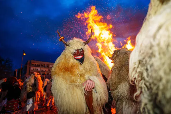 MOHACS, HUNGARY - 12 Şubat Busojaras Karnavalı. Bahar kutlamaları için kimliksiz kişi maske takıyor. 12 Şubat 2024, Mohacs, Macaristan.