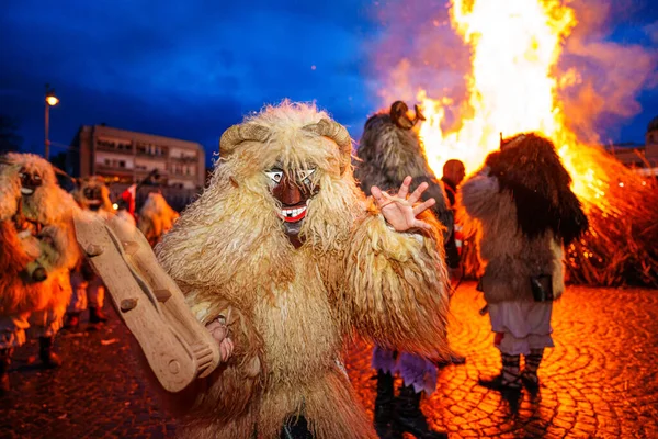 MOHACS, HUNGARY - 12 Şubat Busojaras Karnavalı. Bahar kutlamaları için kimliksiz kişi maske takıyor. 12 Şubat 2024, Mohacs, Macaristan.