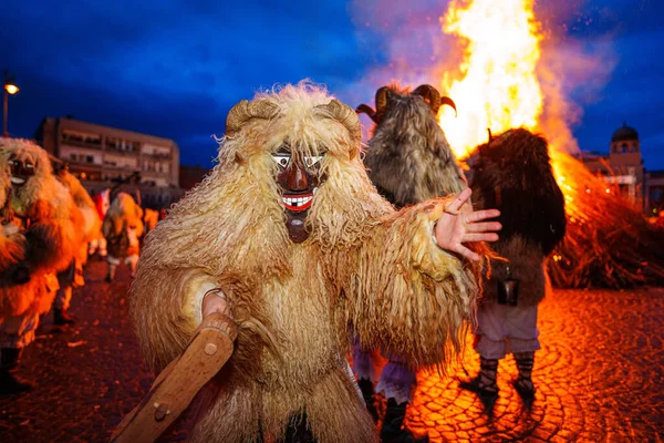 MOHACS, HUNGARY - 12 Şubat Busojaras Karnavalı. Bahar kutlamaları için kimliksiz kişi maske takıyor. 12 Şubat 2024, Mohacs, Macaristan.
