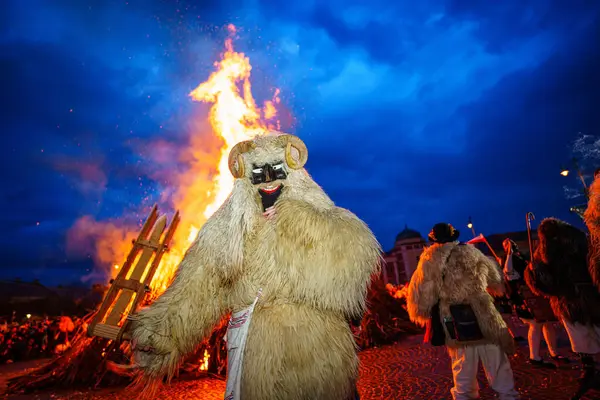 MOHACS, HUNGARY - 12 Şubat Busojaras Karnavalı. Bahar kutlamaları için kimliksiz kişi maske takıyor. 12 Şubat 2024, Mohacs, Macaristan.