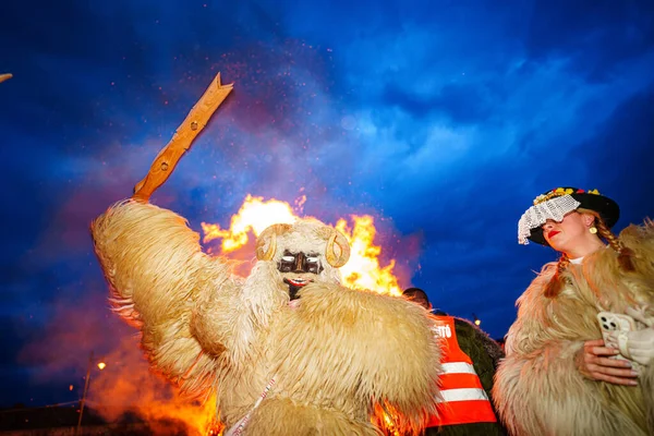 MOHACS, HUNGARY - 12 Şubat Busojaras Karnavalı. Bahar kutlamaları için kimliksiz kişi maske takıyor. 12 Şubat 2024, Mohacs, Macaristan.