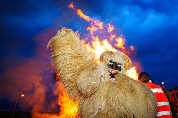 MOHACS, HUNGARY - 12 Şubat Busojaras Karnavalı. Bahar kutlamaları için kimliksiz kişi maske takıyor. 12 Şubat 2024, Mohacs, Macaristan.