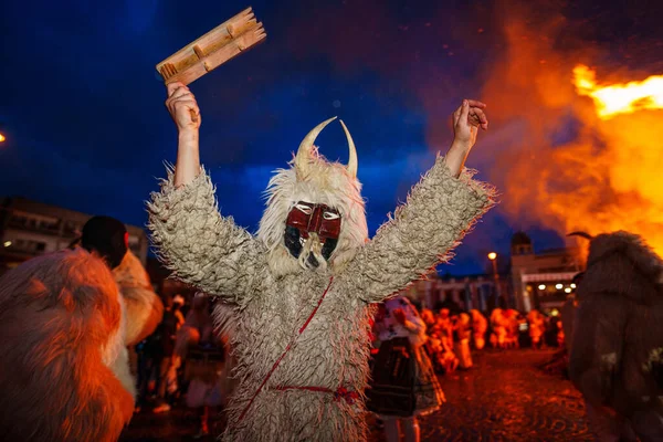 MOHACS, HUNGARY - 12 Şubat Busojaras Karnavalı. Bahar kutlamaları için kimliksiz kişi maske takıyor. 12 Şubat 2024, Mohacs, Macaristan.