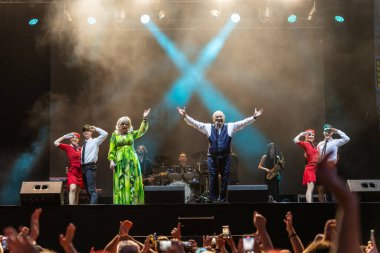 PECS, HUNGARY - 07 Haziran Korda Gyorgy ve Balazs Klari Korda 85 konserinde şarkı söylediler. 7 Haziran 2024 'te Macaristan' ın Pecs kentinde Szechenyi Meydanı 'nda düzenlenen ücretsiz bir konserdi.