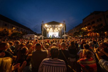 PECS, HUNGARY - 07 Haziran Korda Gyorgy ve Balazs Klari Korda 85 konserinde şarkı söylediler. 7 Haziran 2024 'te Macaristan' ın Pecs kentinde Szechenyi Meydanı 'nda düzenlenen ücretsiz bir konserdi.