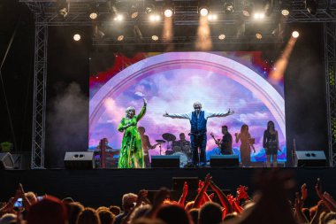 PECS, HUNGARY - 07 Haziran Korda Gyorgy ve Balazs Klari Korda 85 konserinde şarkı söylediler. 7 Haziran 2024 'te Macaristan' ın Pecs kentinde Szechenyi Meydanı 'nda düzenlenen ücretsiz bir konserdi.