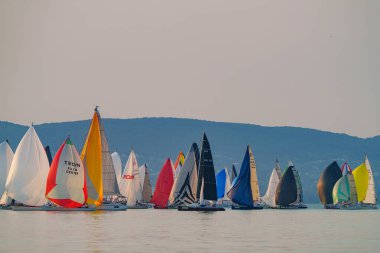18 Temmuz 2024 tarihinde Macaristan 'ın Szantod kentinde, Balaton Gölü' nde 56.Kekszalag şampiyonasında yelkenli tekneler yarışacak..