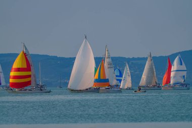 18 Temmuz 2024 tarihinde Macaristan 'ın Szantod kentinde, Balaton Gölü' nde 56.Kekszalag şampiyonasında yelkenli tekneler yarışacak..