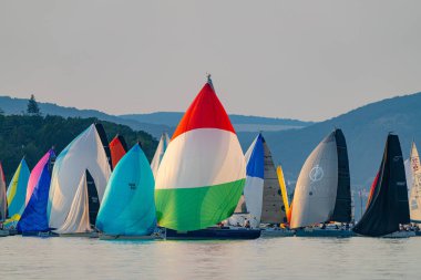 18 Temmuz 2024 tarihinde Macaristan 'ın Szantod kentinde, Balaton Gölü' nde 56.Kekszalag şampiyonasında yelkenli tekneler yarışacak..