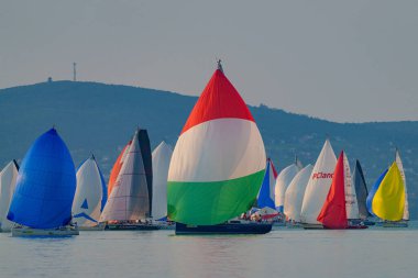 18 Temmuz 2024 tarihinde Macaristan 'ın Szantod kentinde, Balaton Gölü' nde 56.Kekszalag şampiyonasında yelkenli tekneler yarışacak..