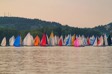 18 Temmuz 2024 tarihinde Macaristan 'ın Szantod kentinde, Balaton Gölü' nde 56.Kekszalag şampiyonasında yelkenli tekneler yarışacak..