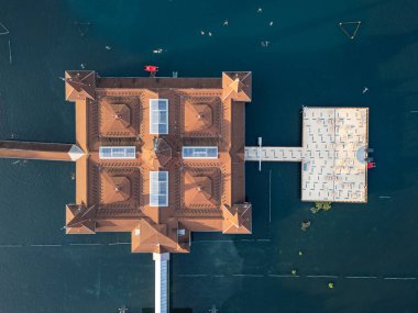 Heviz Gölü 'nün havadan görünüşü,