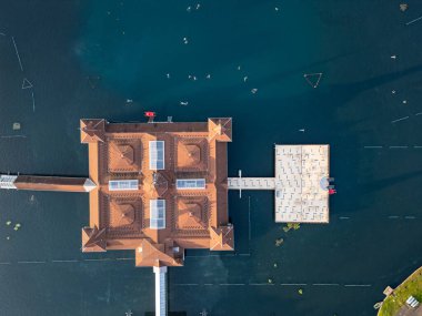 Heviz Gölü 'nün havadan görünüşü,