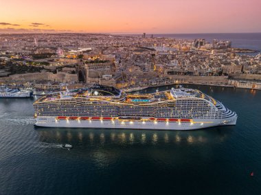 Malta, Valetta 'da gün batımının güzel olduğu bir yolcu gemisi.